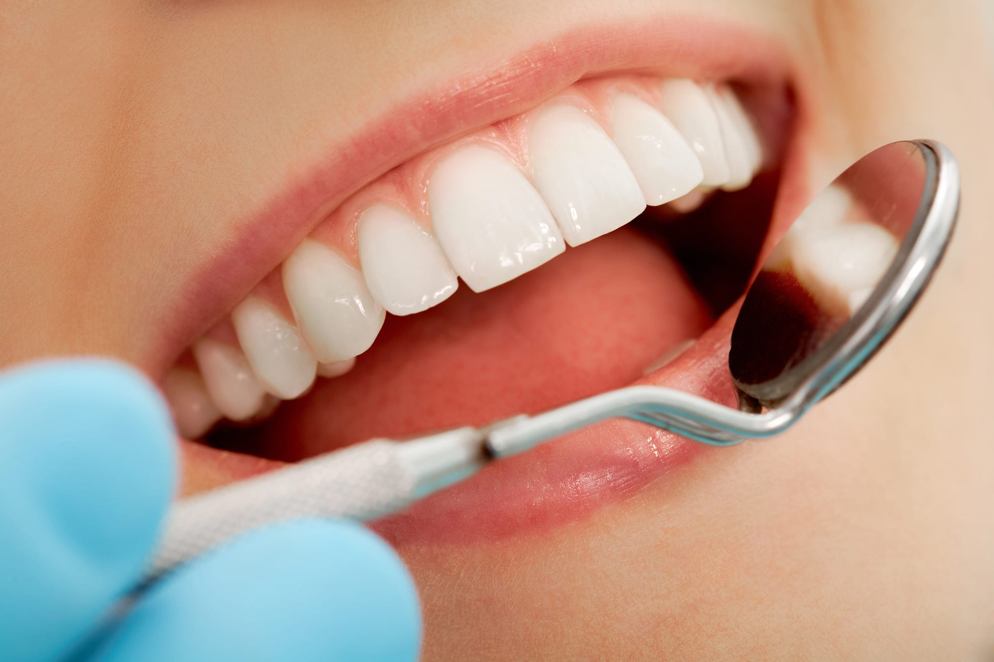 Dentysta ocenia stan uzębienia swojej pacjentki.