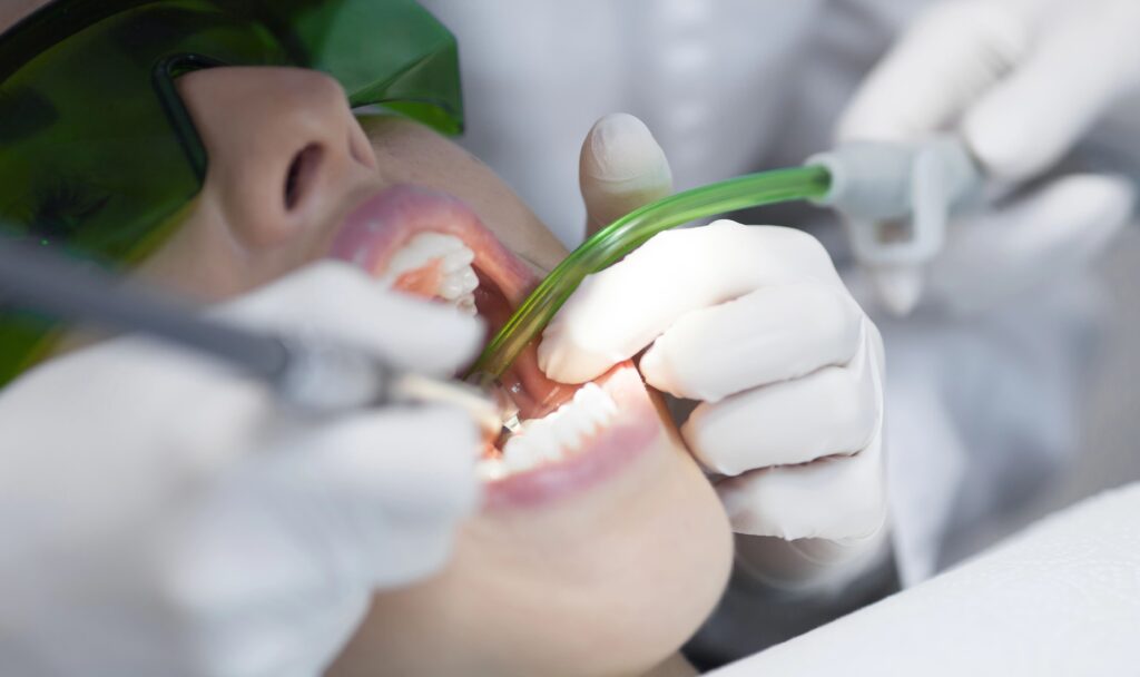 Dentysta bada uzębienie pacjenta