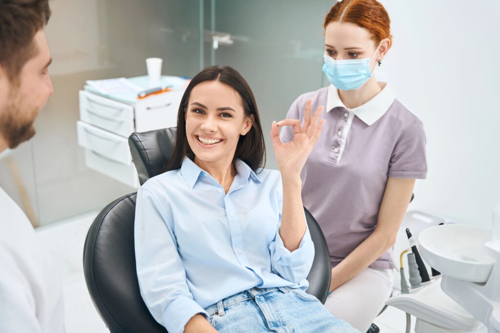 Kobieta na fotelu dentystycznym